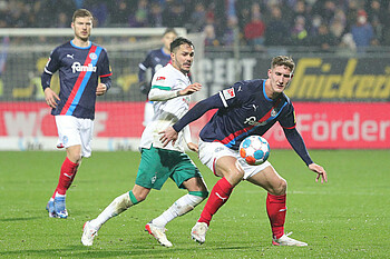 Leonardo Bittencourt in a duel with Kiel's Phil Neumann