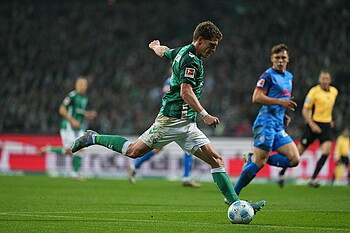 Jens Stage lines up a shot against Holstein Kiel